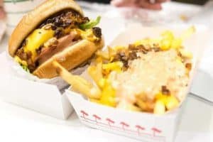 芝士汉堡配薯条