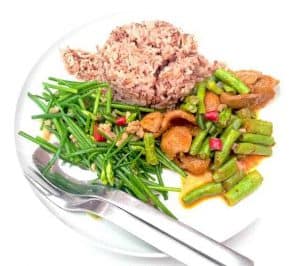 糙米饭和蔬菜的健康减肥菜。
