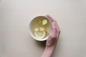 一杯柠檬姜茶。