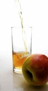 苹果和苹果醋在一个玻璃杯里。