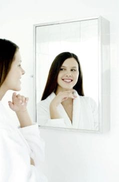 女人照镜子