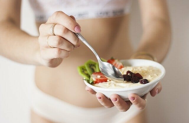 女人拿着燕麦片的沙拉碗，减肥饮食