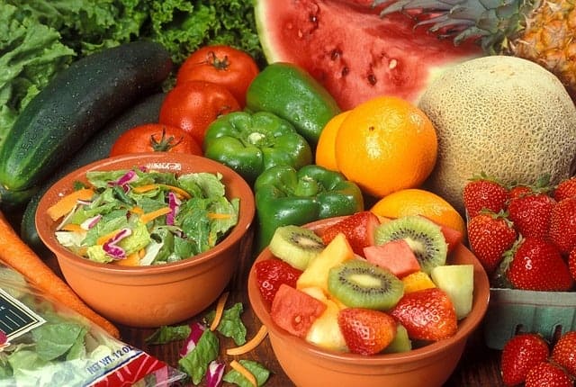 静脉曲张的饮食--水果和蔬菜。