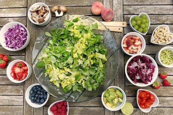 蔬菜沙拉和碗装水果