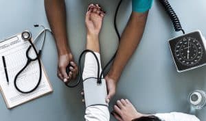 医生为女性测量血压