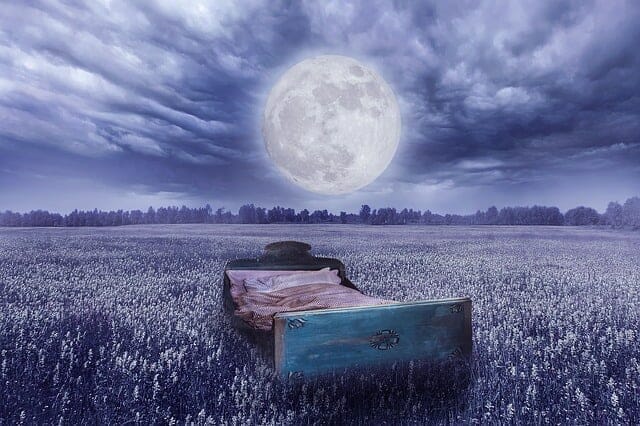 梦中的现实--草地上的床，月圆之夜