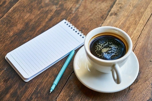 一杯咖啡，一个笔记本，一支笔。