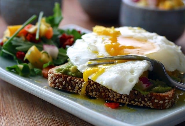 健康餐--全麦吐司配鸡蛋和蔬菜。