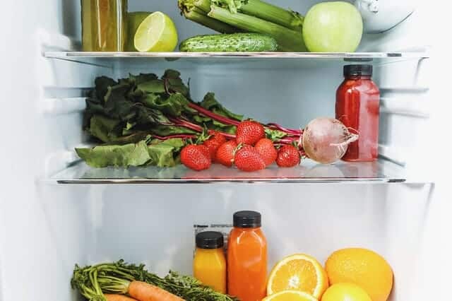 冰箱内，蔬菜、水果和果汁