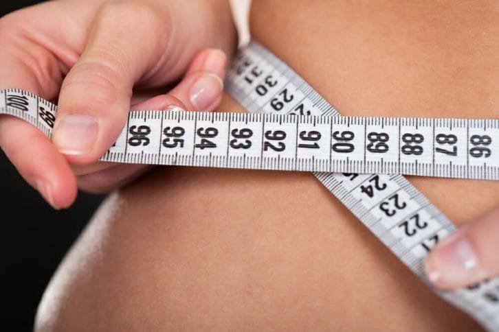 女子用厘米来衡量自己的腰围