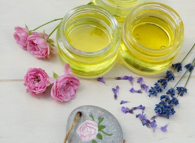 罐子里的化妆品油，旁边是新鲜的花朵