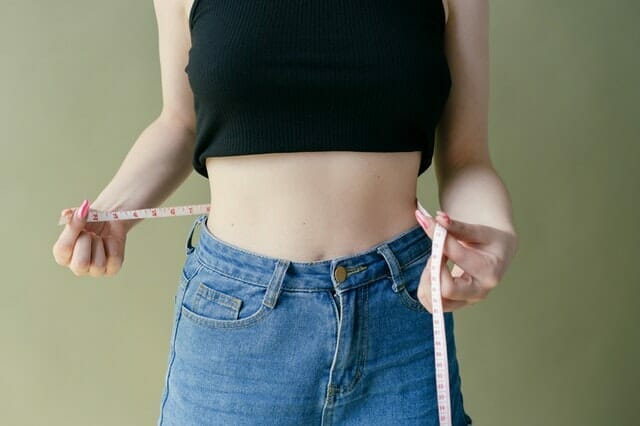 女子以厘米为单位测量自己的腰围