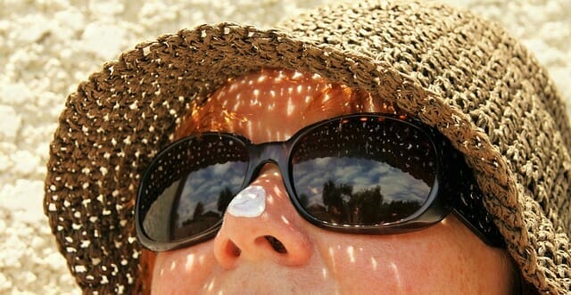 戴着太阳镜和帽子的女人的脸