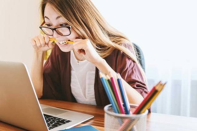 一个在笔记本电脑前紧张的女人